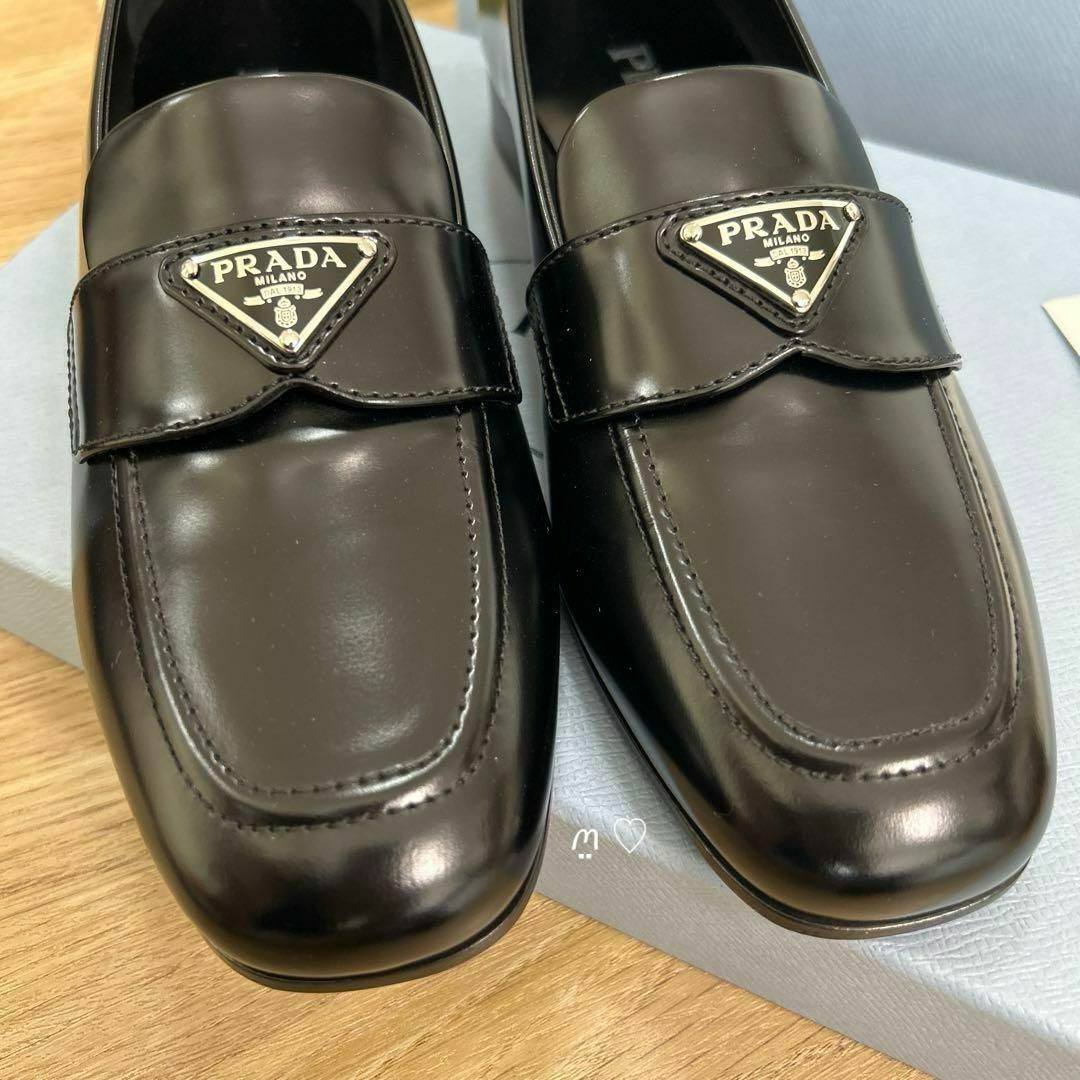 PRADA(プラダ)の新品同様　PRADAプラダ　ブラッシュドレザーローファー　38　25cm　現行品 レディースの靴/シューズ(ローファー/革靴)の商品写真