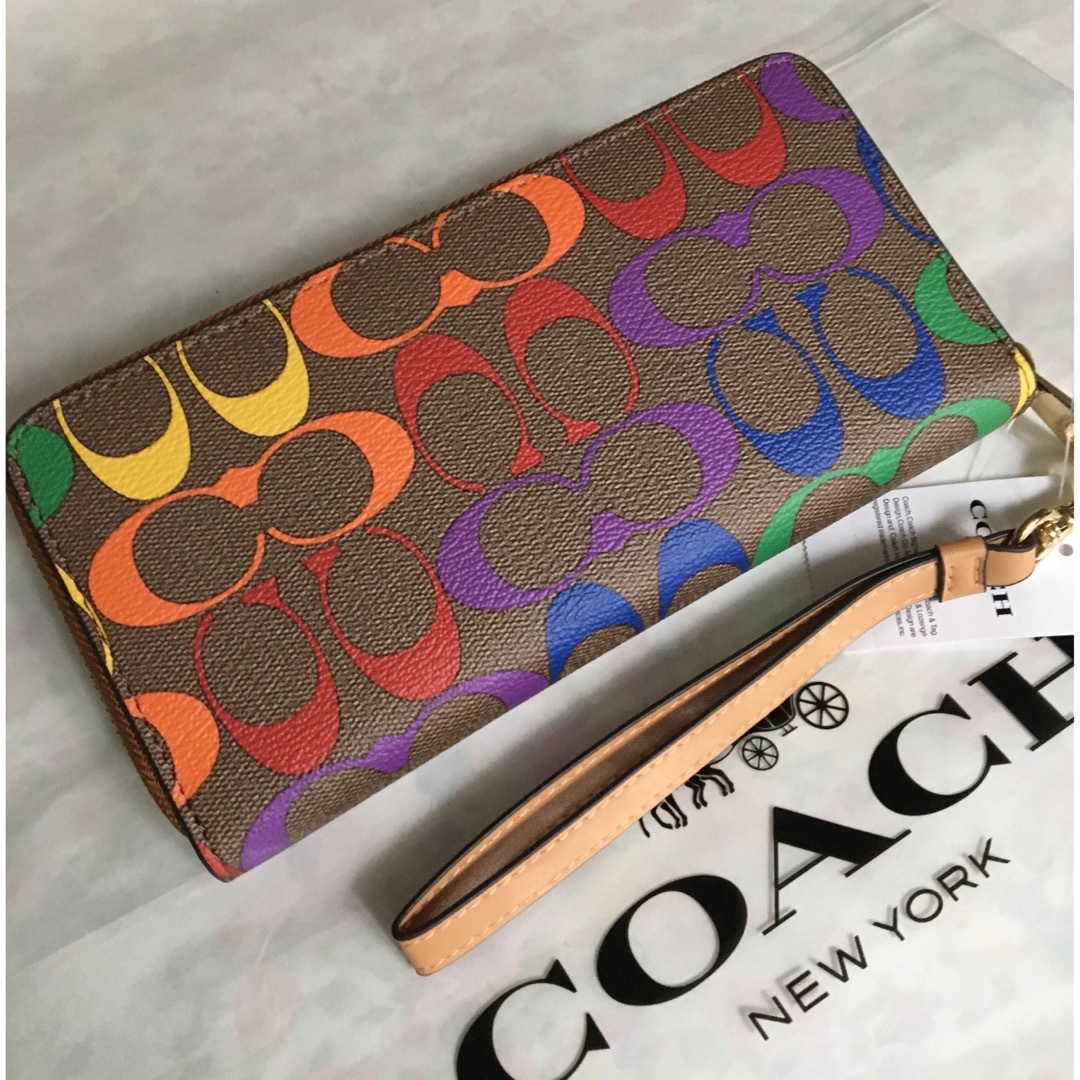 COACH(コーチ)の新品未使用　COACHコーチ長財布　レディースメンズ　シグネチャーレインボー柄 レディースのファッション小物(財布)の商品写真