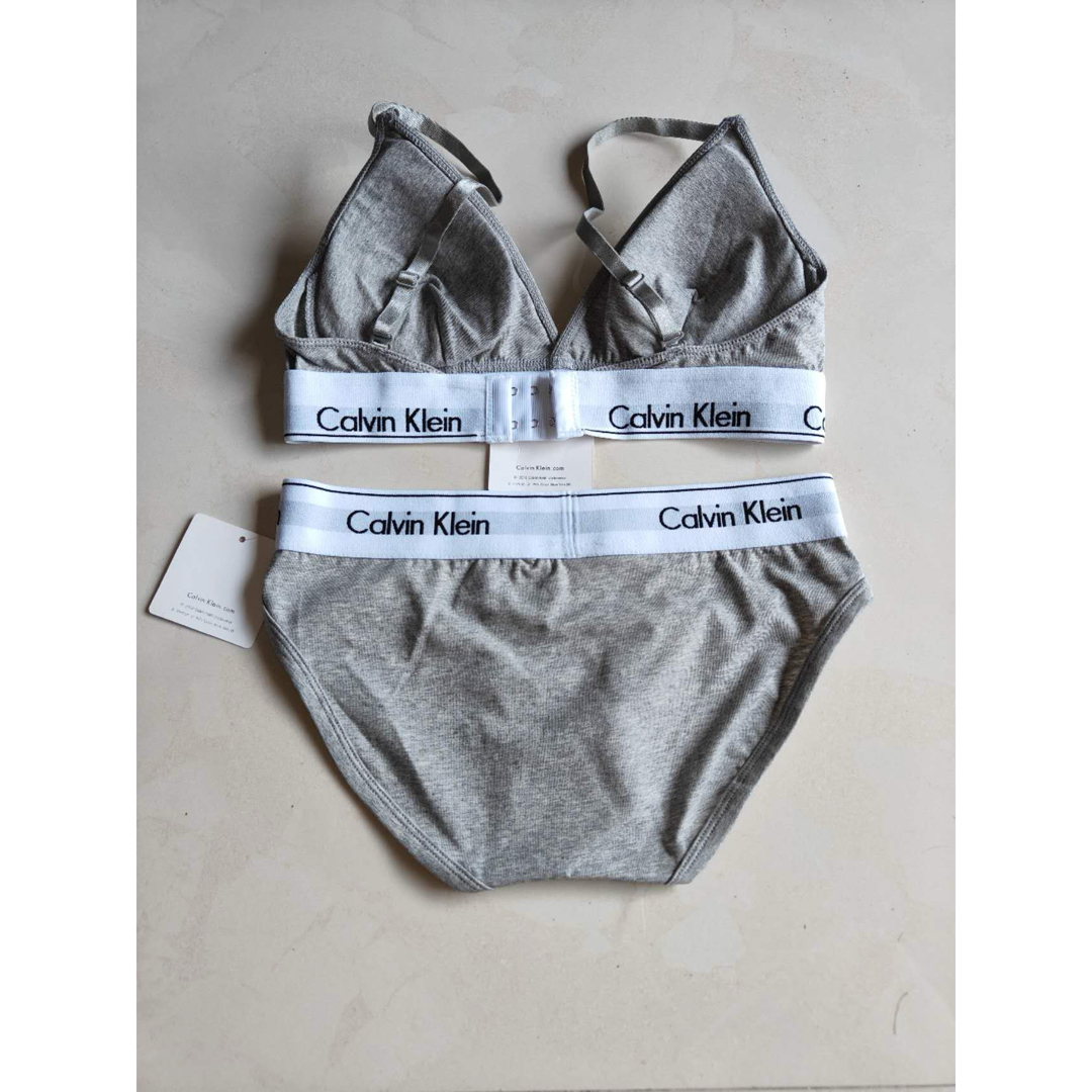 Calvin Klein(カルバンクライン)の新品 カルバンクライン レディース ブラショーツセット グレー Mサイズ 下着 レディースの下着/アンダーウェア(ブラ&ショーツセット)の商品写真