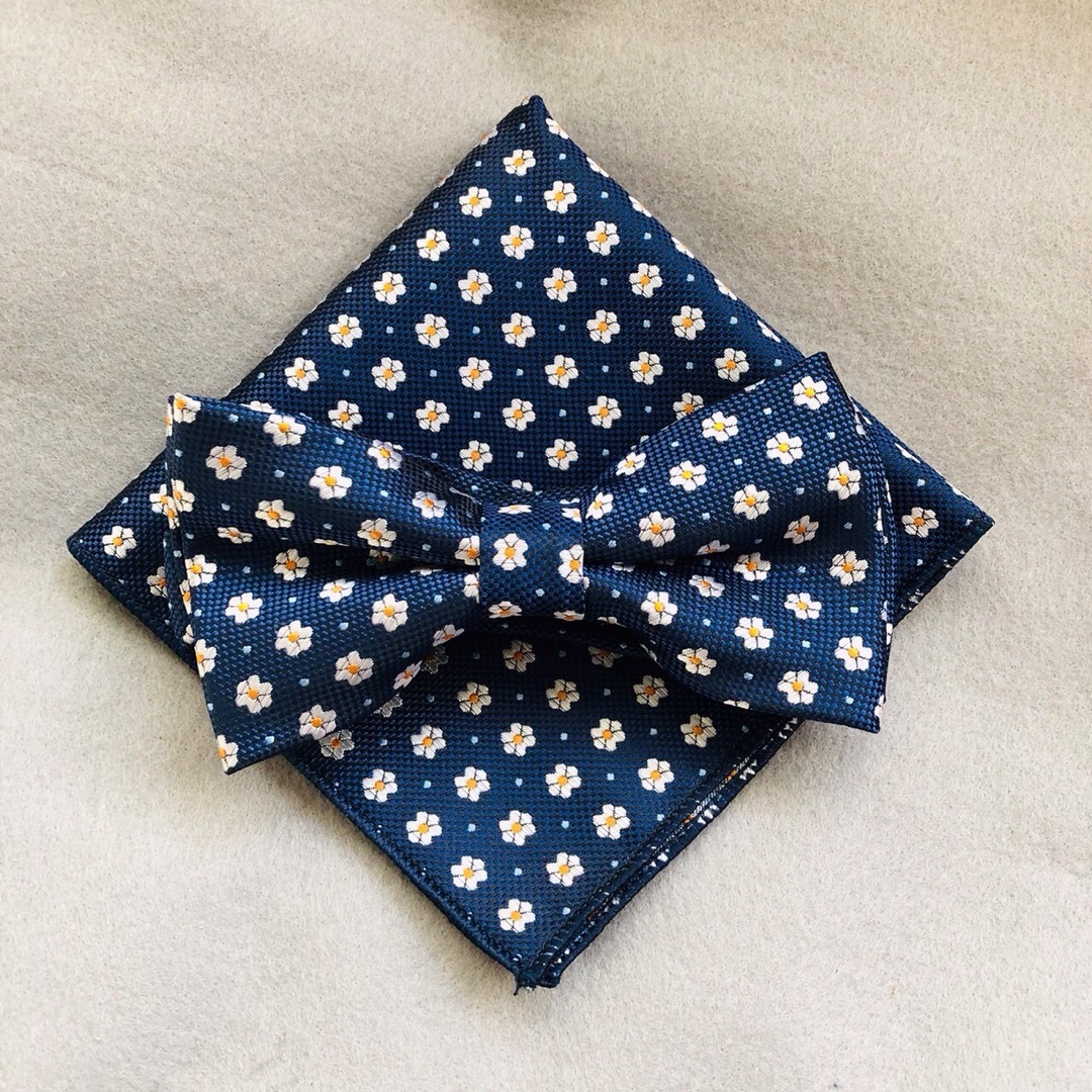 蝶ネクタイ　ポケットチーフ2点セット/メンズ/小花ネイビー メンズのファッション小物(ネクタイ)の商品写真