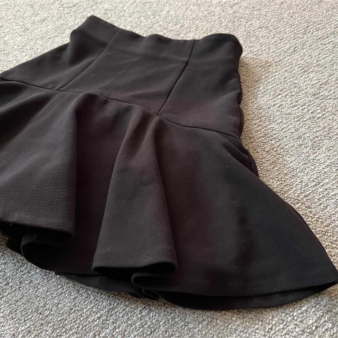 SNIDEL(スナイデル)のスナイデル スカートショートパンツ 黒 フレア ミニ インナーパンツ付き ブーツ レディースのスカート(ミニスカート)の商品写真