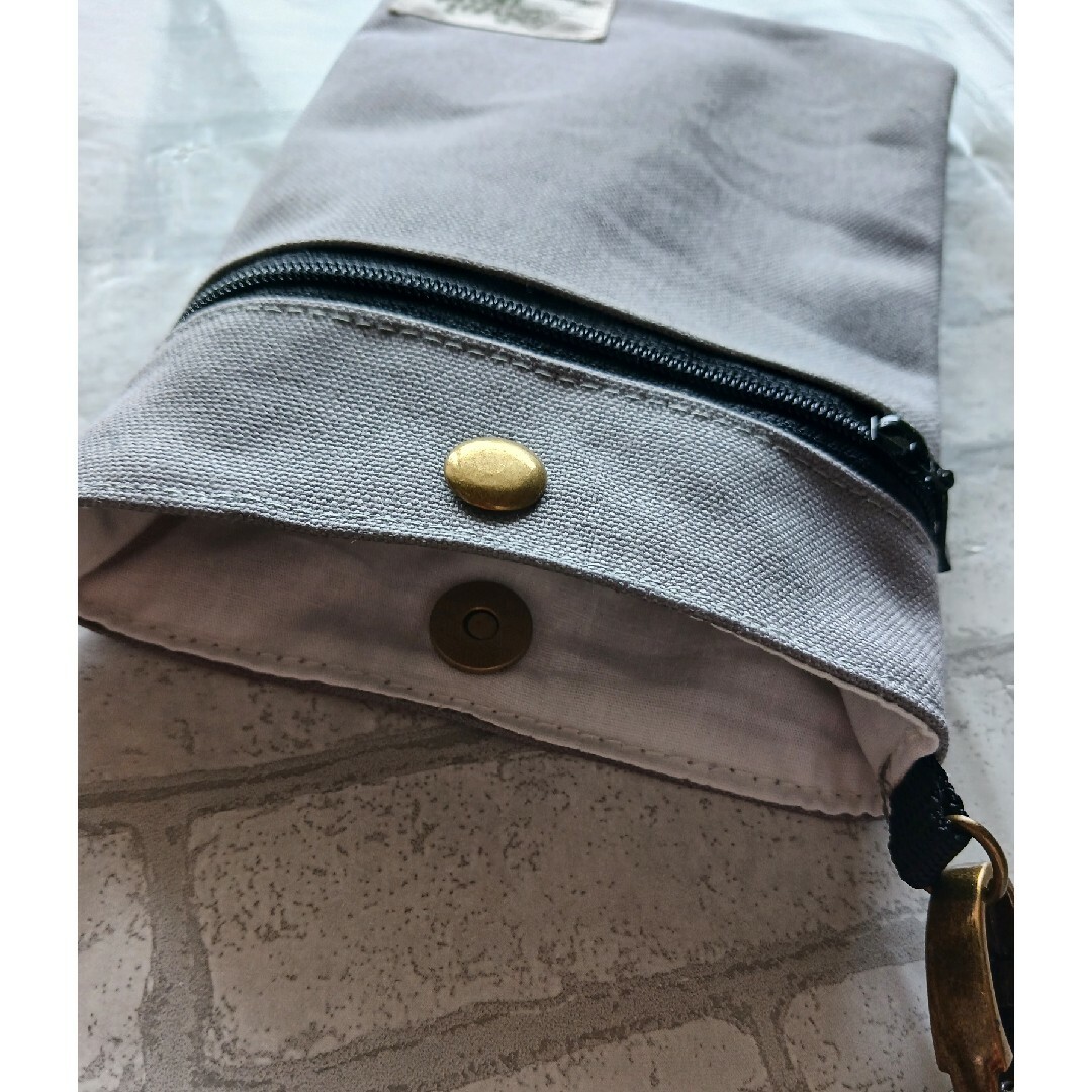 グレー帆布のスマホショルダーバッグ　サコッシュ レディースのバッグ(ショルダーバッグ)の商品写真