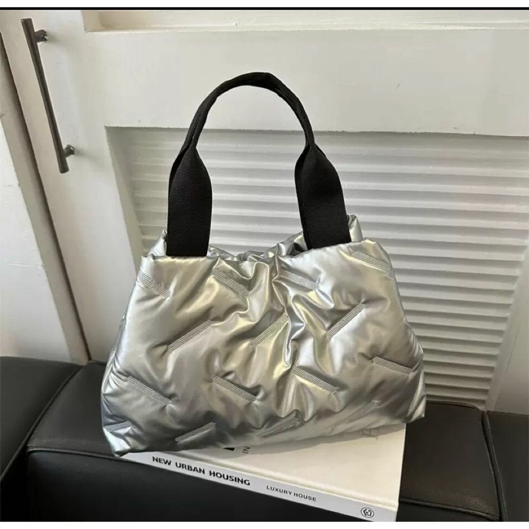 シルバー　トートバッグ ハンドバッグ ショッピング 光沢 韓国 人気 　シルバー レディースのバッグ(トートバッグ)の商品写真