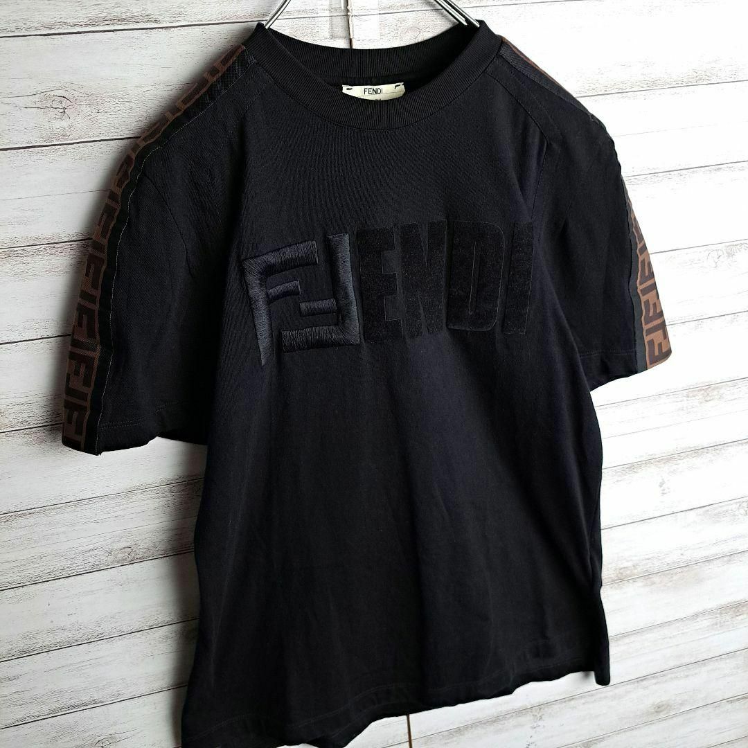 FENDI(フェンディ)の【最高デザイン】 フェンディ Tシャツ 刺繍ロゴ ズッカ柄 袖ロゴ ベロアロゴ メンズのトップス(Tシャツ/カットソー(半袖/袖なし))の商品写真