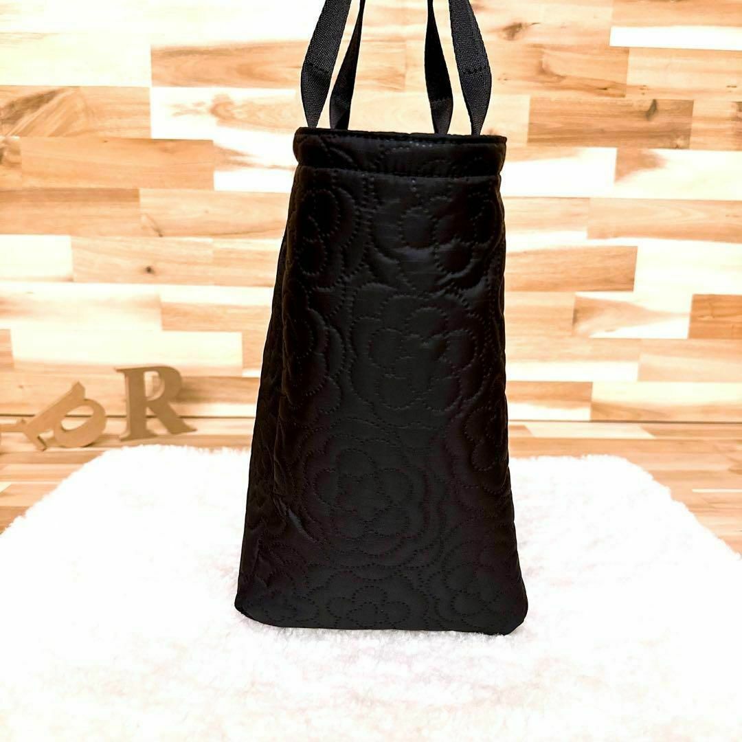 LeSportsac(レスポートサック)の美品【レスポートサック】キルティング 花柄 トートバッグ パフィーブロッサム 黒 レディースのバッグ(トートバッグ)の商品写真