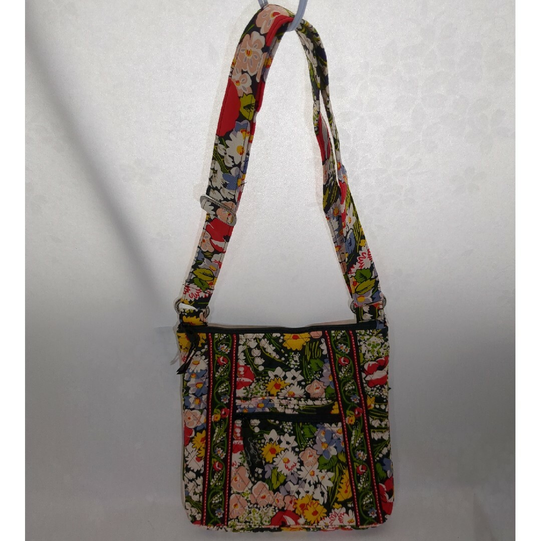 Vera Bradley(ヴェラブラッドリー)のヴェラ・ブラッドリー ショルダーバッグ キルト生地 黒地に花柄 USED美品 レディースのバッグ(ショルダーバッグ)の商品写真