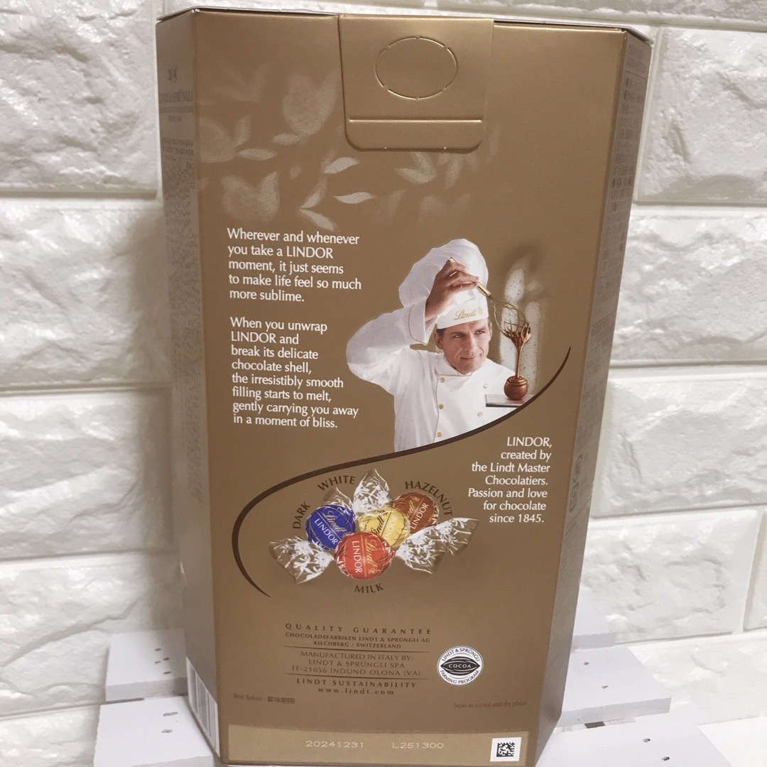 Lindt(リンツ)の【数量限定】★12個★【2種＊ヘーゼルナッツ＆ダーク】リンツ＊リンドール 食品/飲料/酒の食品(菓子/デザート)の商品写真