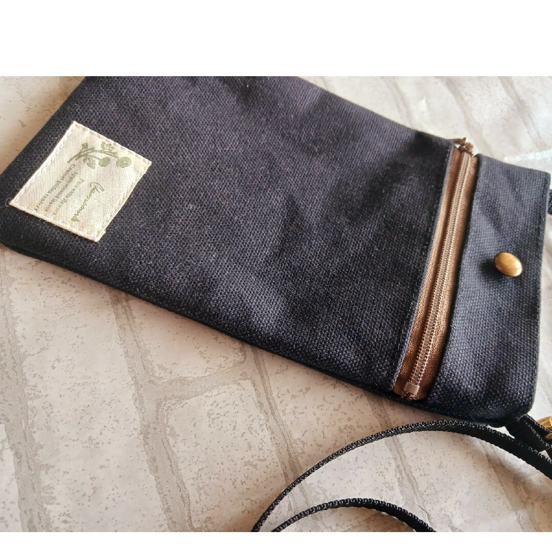 黒帆布のスマホショルダーバッグ　サコッシュ レディースのバッグ(ショルダーバッグ)の商品写真