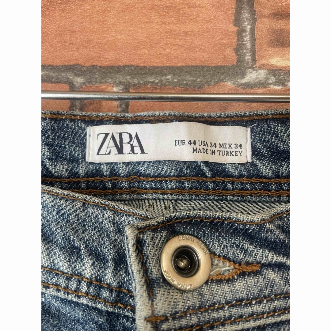 ZARA(ザラ)のZARA ザラ デニムパンツ ジーンズ ジーパン ダメージ加工 ボタンフライ レディースのパンツ(デニム/ジーンズ)の商品写真