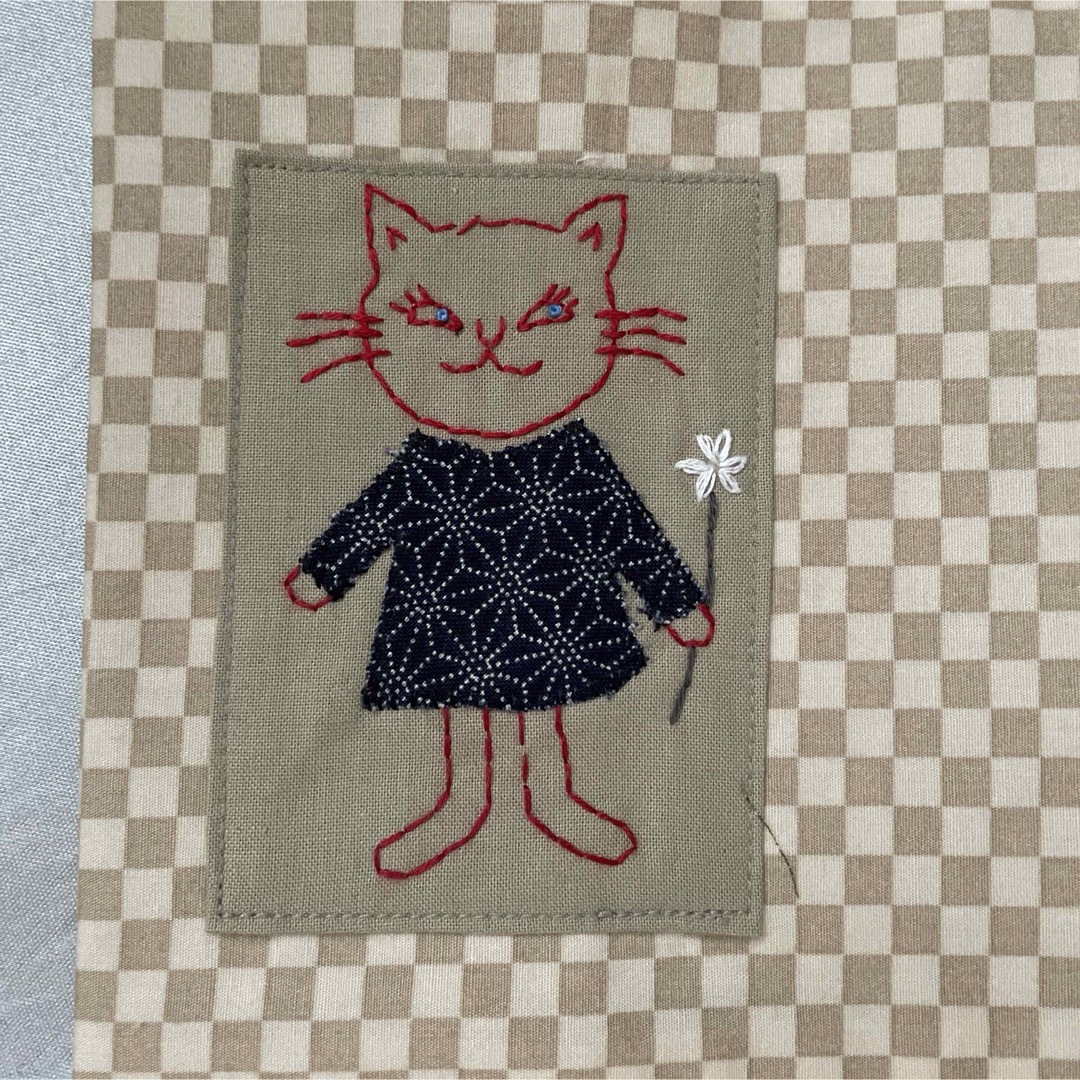 ハンドメイドのブックカバー、文庫本サイズ　刺繍　ネコちゃん ハンドメイドの文具/ステーショナリー(ブックカバー)の商品写真