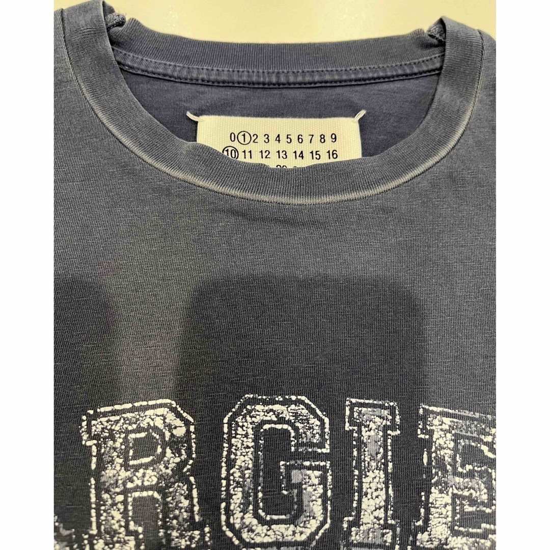 Maison Martin Margiela(マルタンマルジェラ)の23SS メゾン マルジェラ Tシャツ ヴィンテージ 古着風 ロゴ 新品ブルーS メンズのトップス(Tシャツ/カットソー(半袖/袖なし))の商品写真