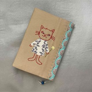 ハンドメイドのブックカバー、文庫本サイズ　刺繍　ネコちゃん(ブックカバー)