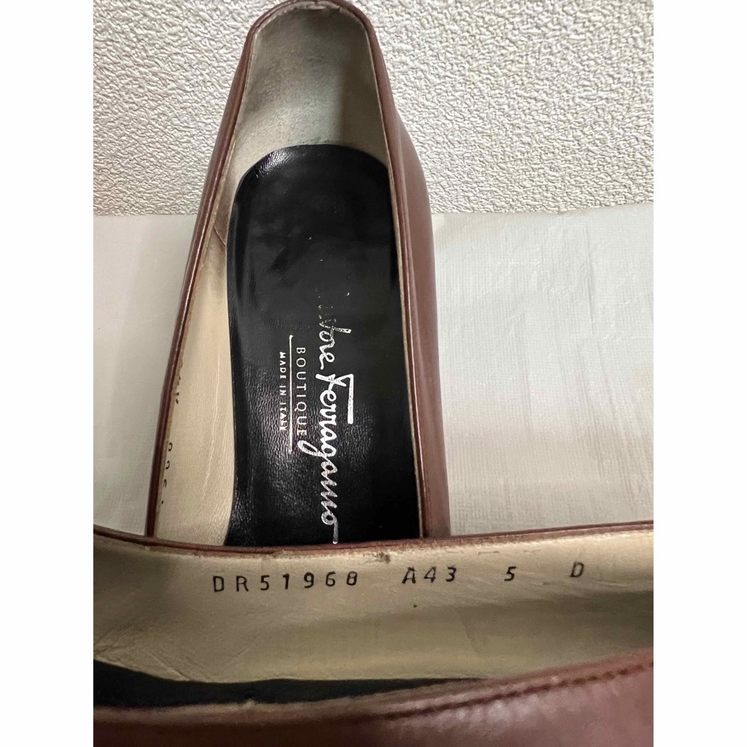 Salvatore Ferragamo(サルヴァトーレフェラガモ)の【最終値下】サルヴァトーレフェラガモ　パンプスブラウンサイズ22.5cm 中古品 レディースの靴/シューズ(ハイヒール/パンプス)の商品写真