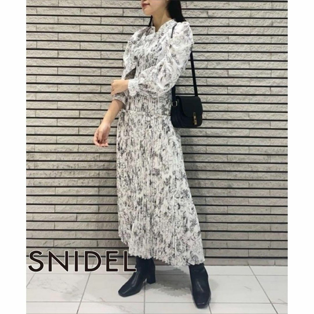 SNIDEL(スナイデル)のSNIDEL バリエプリントプリーツブラウスワンピース レディースのワンピース(ロングワンピース/マキシワンピース)の商品写真