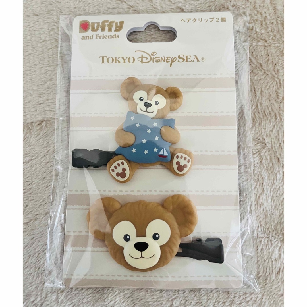 Disney(ディズニー)の最終値下げ★新品未使用　ダッフィー　ポーチ＆ヘアクリップ エンタメ/ホビーのおもちゃ/ぬいぐるみ(キャラクターグッズ)の商品写真