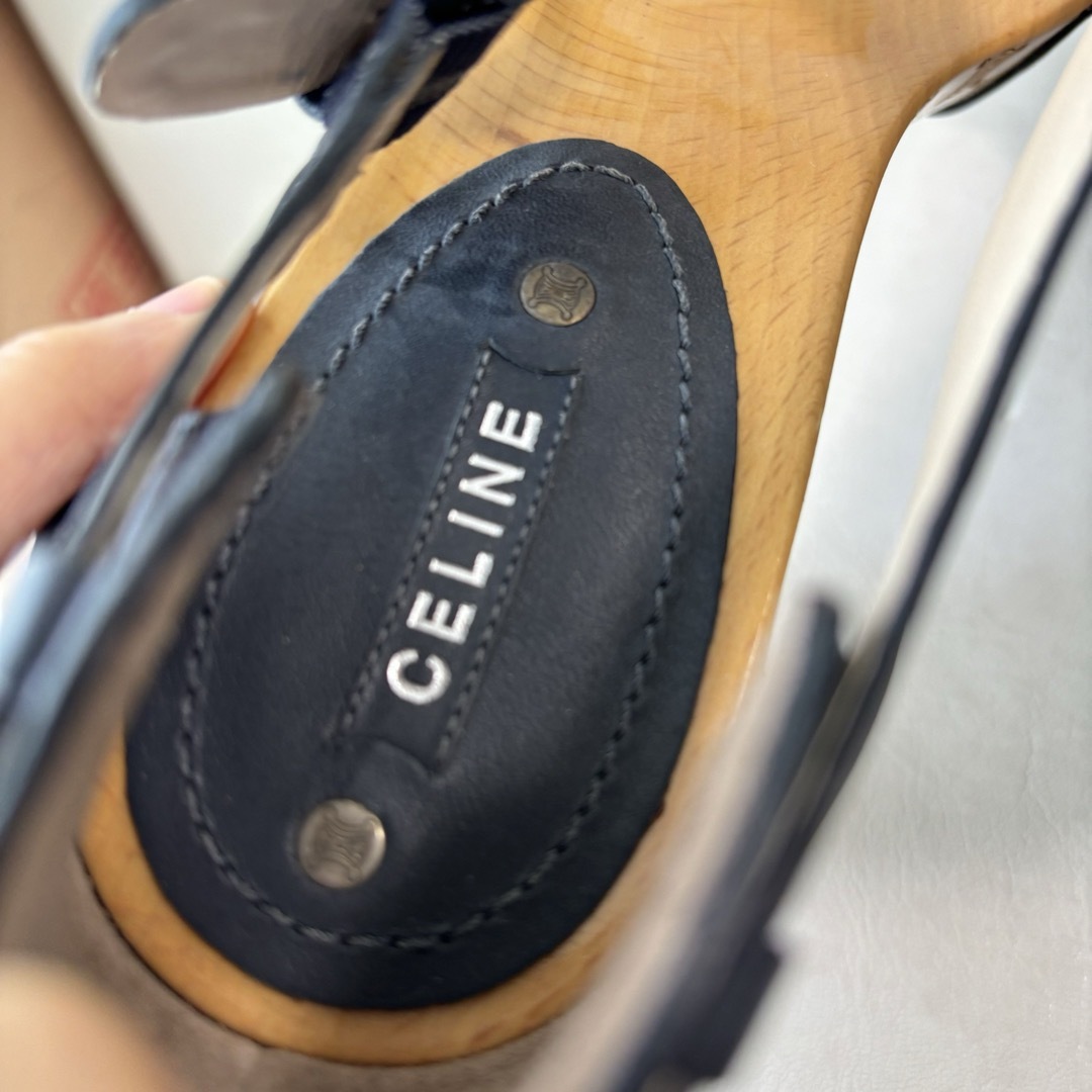 celine(セリーヌ)のセリーヌ　ブラックレザー　クロス　サンダル レディースの靴/シューズ(サンダル)の商品写真