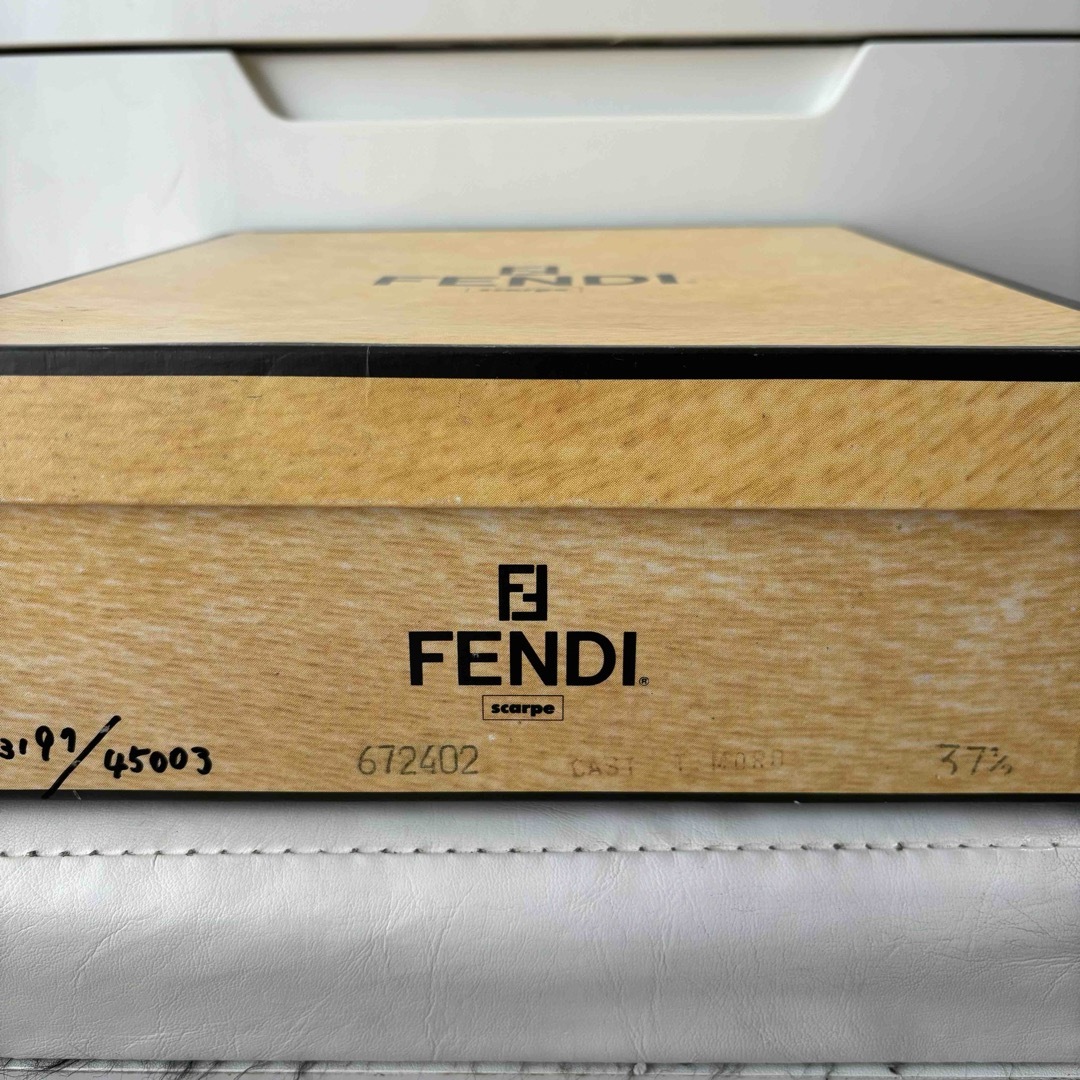 FENDI(フェンディ)のFENDI ダークブラウンスエード　ロゴ　ジップ　ショートブーツ レディースの靴/シューズ(ブーツ)の商品写真