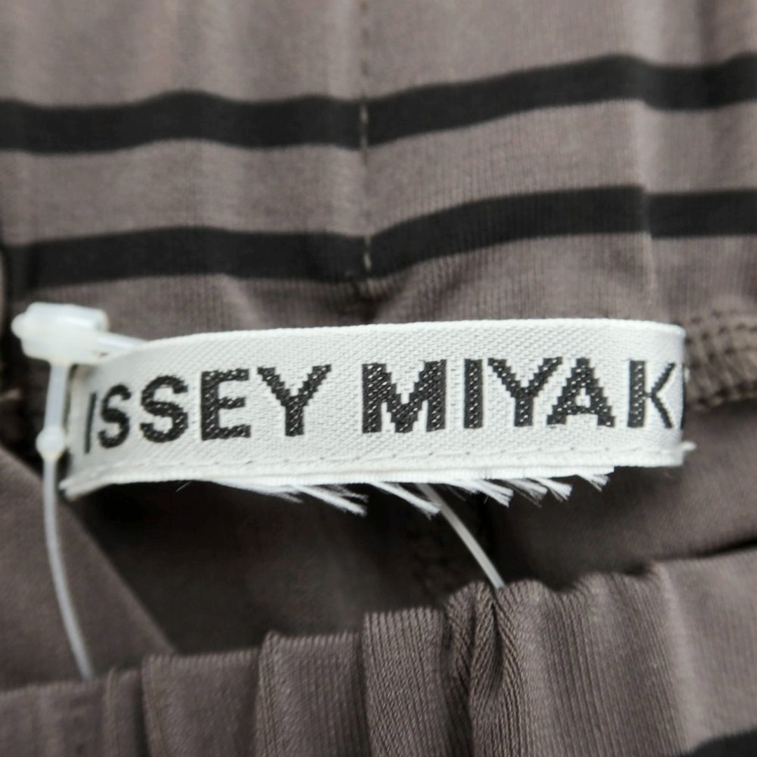 ISSEY MIYAKE(イッセイミヤケ)の【中古】イッセイミヤケ ISSEY MIYAKE 2023年秋冬 ストライプ ワイド イージーパンツ ウォームグレーxブラック【サイズ表記なし（L位）】【レディース】 レディースのパンツ(その他)の商品写真