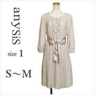 エニィスィス(anySiS)の〈any SiS〉ベージュラメストライプ柄シフォンプリーツワンピース 1 S～M(ひざ丈ワンピース)