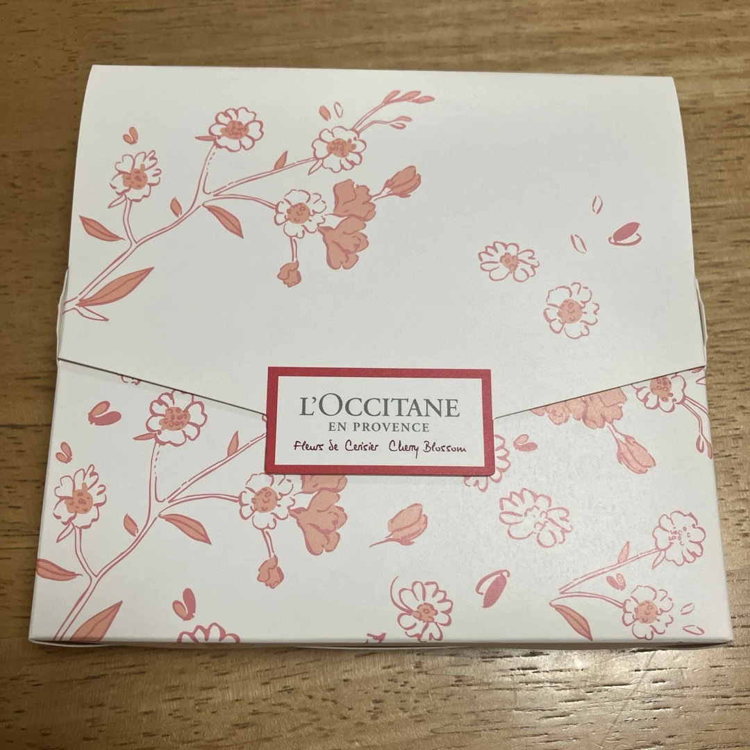 L'OCCITANE(ロクシタン)の新品未使用 ロクシタン　チェリーブロッサム メルシーキット ハンドクリーム コスメ/美容のボディケア(ハンドクリーム)の商品写真