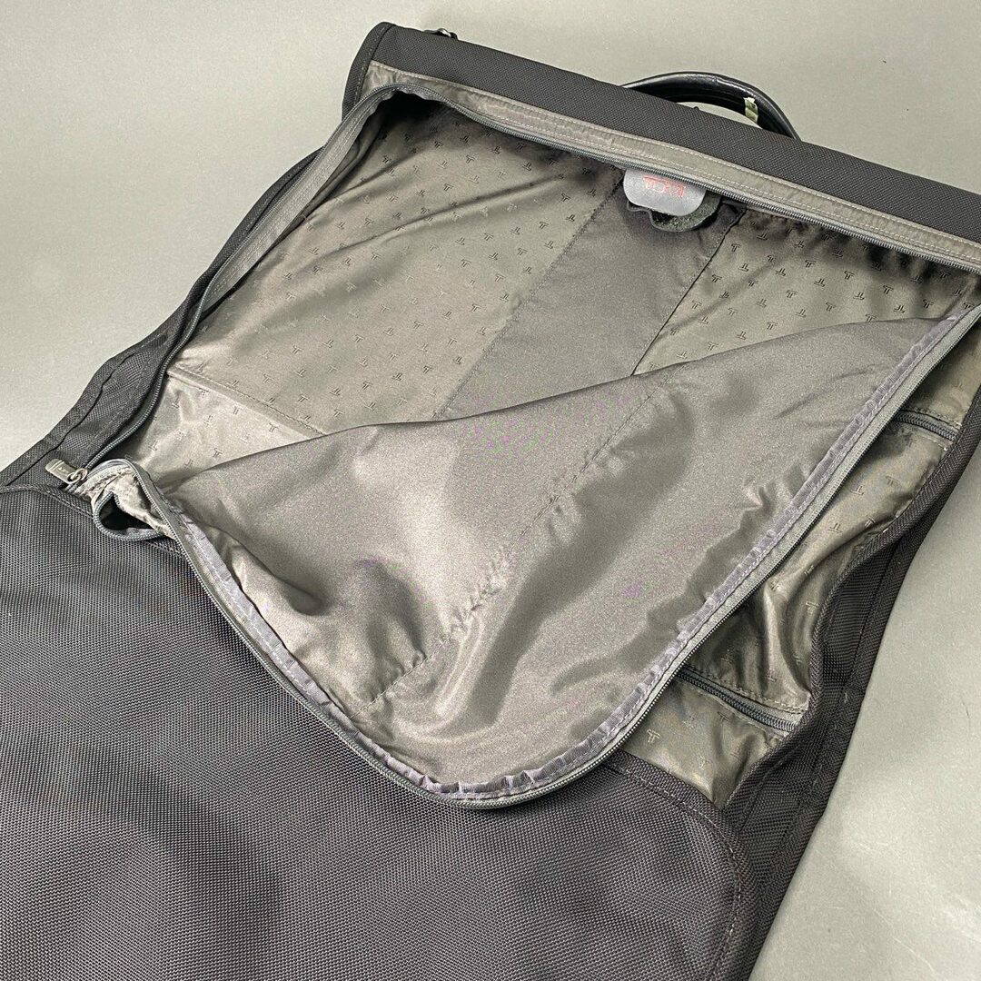TUMI(トゥミ)のEe14 TUMI トゥミ ALPHA TRI-FOLD CARRY ON GARMENT BAG アルファ ガーメントケース ブラック ビジネスバッグ スーツバッグ カバン メンズのバッグ(ビジネスバッグ)の商品写真