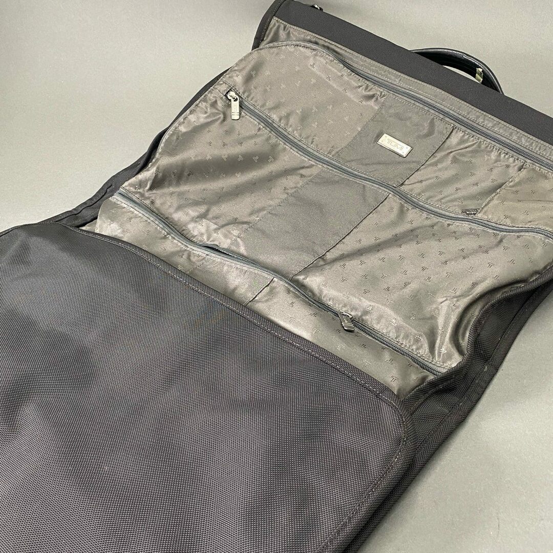 TUMI(トゥミ)のEe14 TUMI トゥミ ALPHA TRI-FOLD CARRY ON GARMENT BAG アルファ ガーメントケース ブラック ビジネスバッグ スーツバッグ カバン メンズのバッグ(ビジネスバッグ)の商品写真