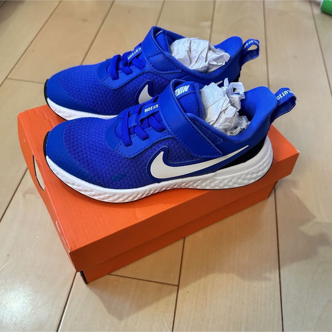 NIKE(ナイキ)の⭐︎新品　ナイキ NIKE キッズスニーカー レボリューション　ブルー　17cm キッズ/ベビー/マタニティのキッズ靴/シューズ(15cm~)(スニーカー)の商品写真