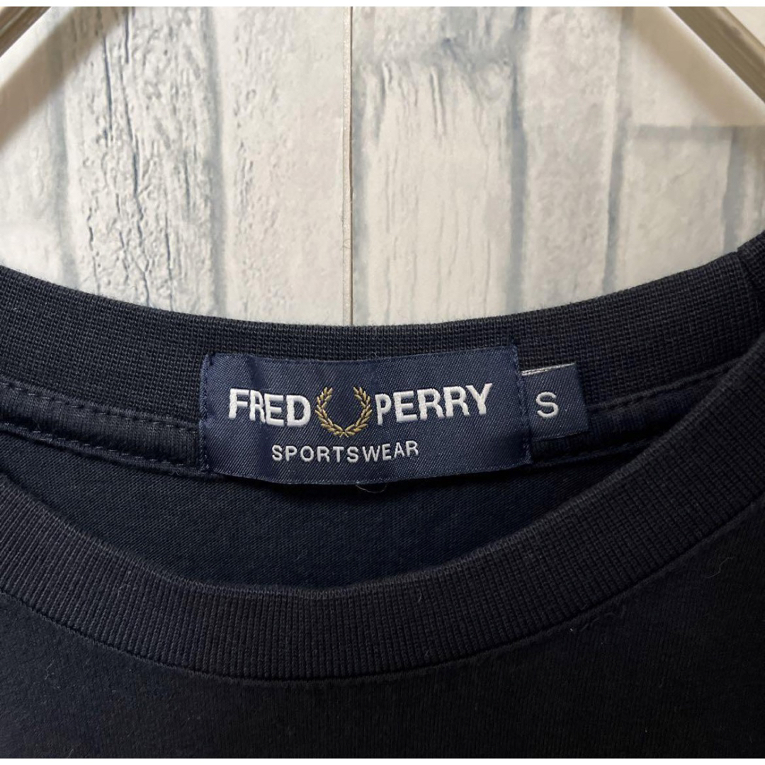 FRED PERRY(フレッドペリー)のフレッドペリー 半袖 Tシャツ ブラック S デカロゴ 刺繍ロゴ バイカラー メンズのトップス(Tシャツ/カットソー(半袖/袖なし))の商品写真