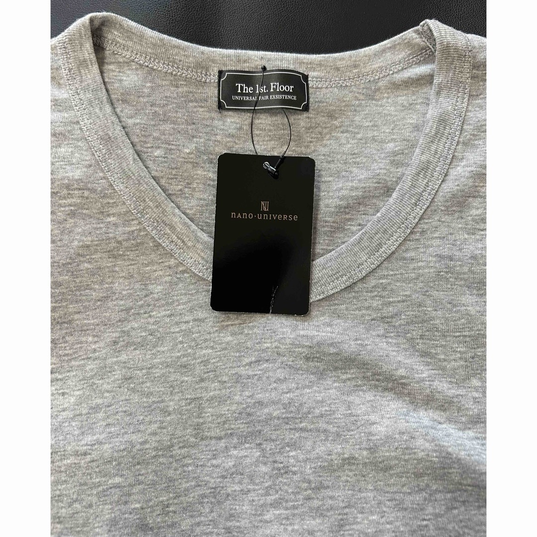 nano・universe(ナノユニバース)の新品 The 1st.Floor メンズ VネックTシャツ グレー Sサイズ メンズのトップス(Tシャツ/カットソー(半袖/袖なし))の商品写真