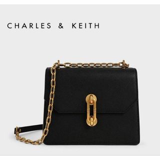 新品★CHARLES&KEITH メタリックターンロッククロスボディバッグ