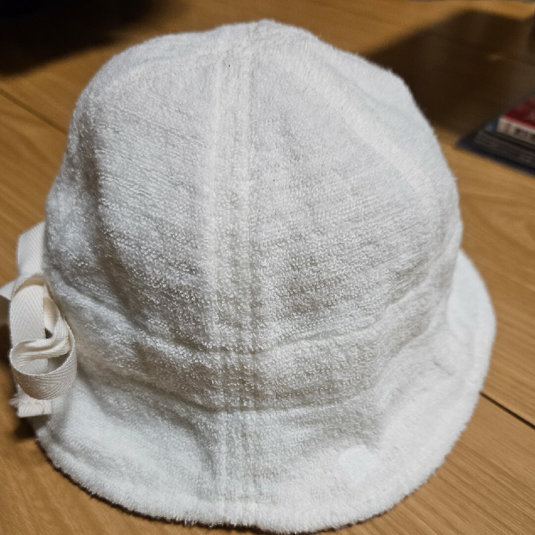 mikihouse(ミキハウス)のミキハウス　ベビー　帽子　白　紐で調節可能　フリーサイズ キッズ/ベビー/マタニティのベビー服(~85cm)(その他)の商品写真