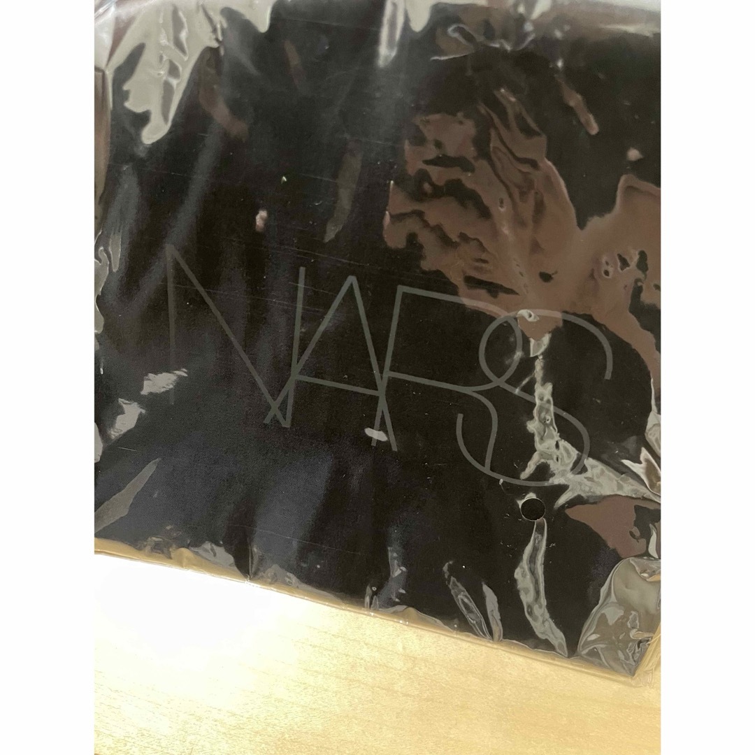 NARS(ナーズ)のナーズ　NARS ノベルティ　ロゴ　サテン　巾着袋　ブラック　ポーチ　小物入れ レディースのファッション小物(ポーチ)の商品写真