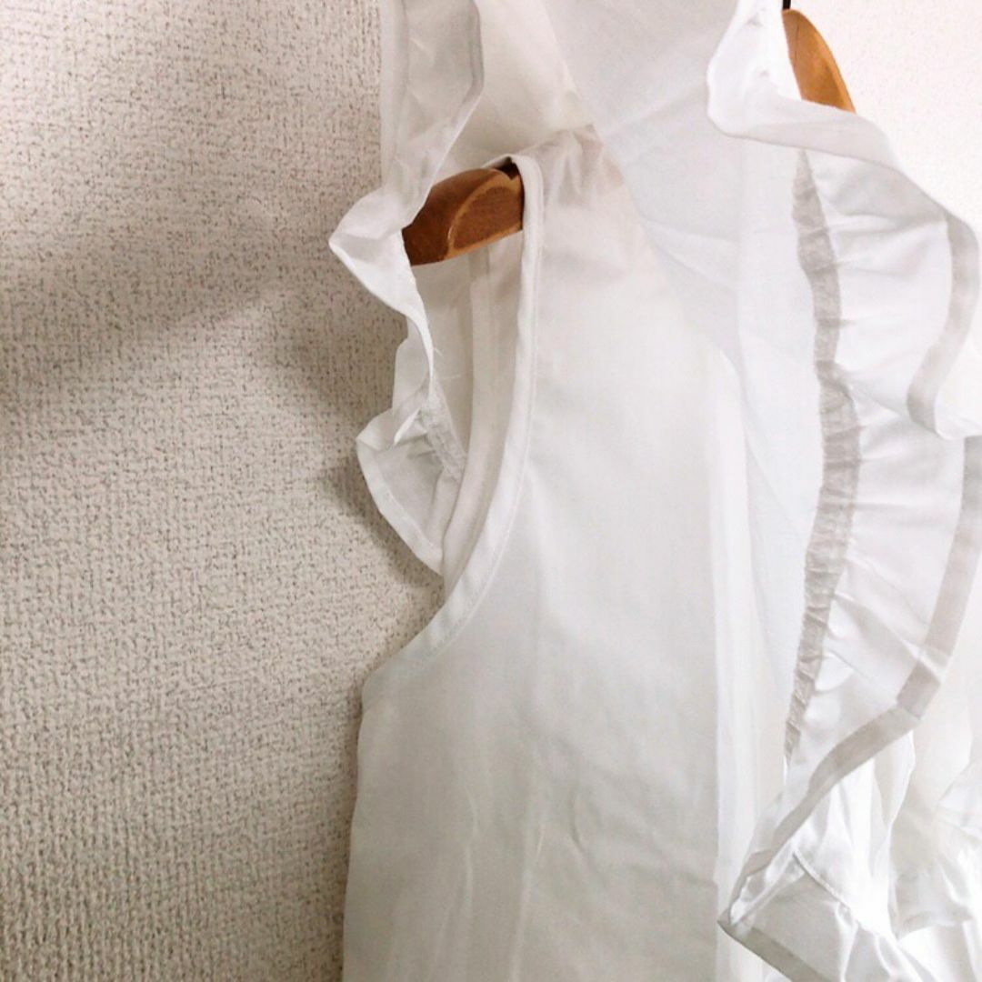 1回着用のみ♡ボリュームフリルカラーブラウス♡ホワイトノースリシャツL♡インスタ レディースのトップス(シャツ/ブラウス(半袖/袖なし))の商品写真