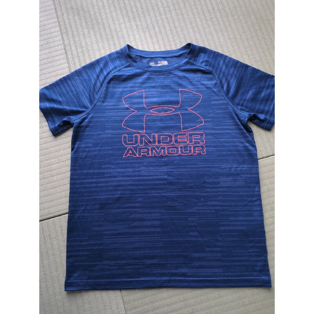 UNDER ARMOUR(アンダーアーマー)のアンダーアーマー　160　Tシャツ キッズ/ベビー/マタニティのキッズ服男の子用(90cm~)(Tシャツ/カットソー)の商品写真