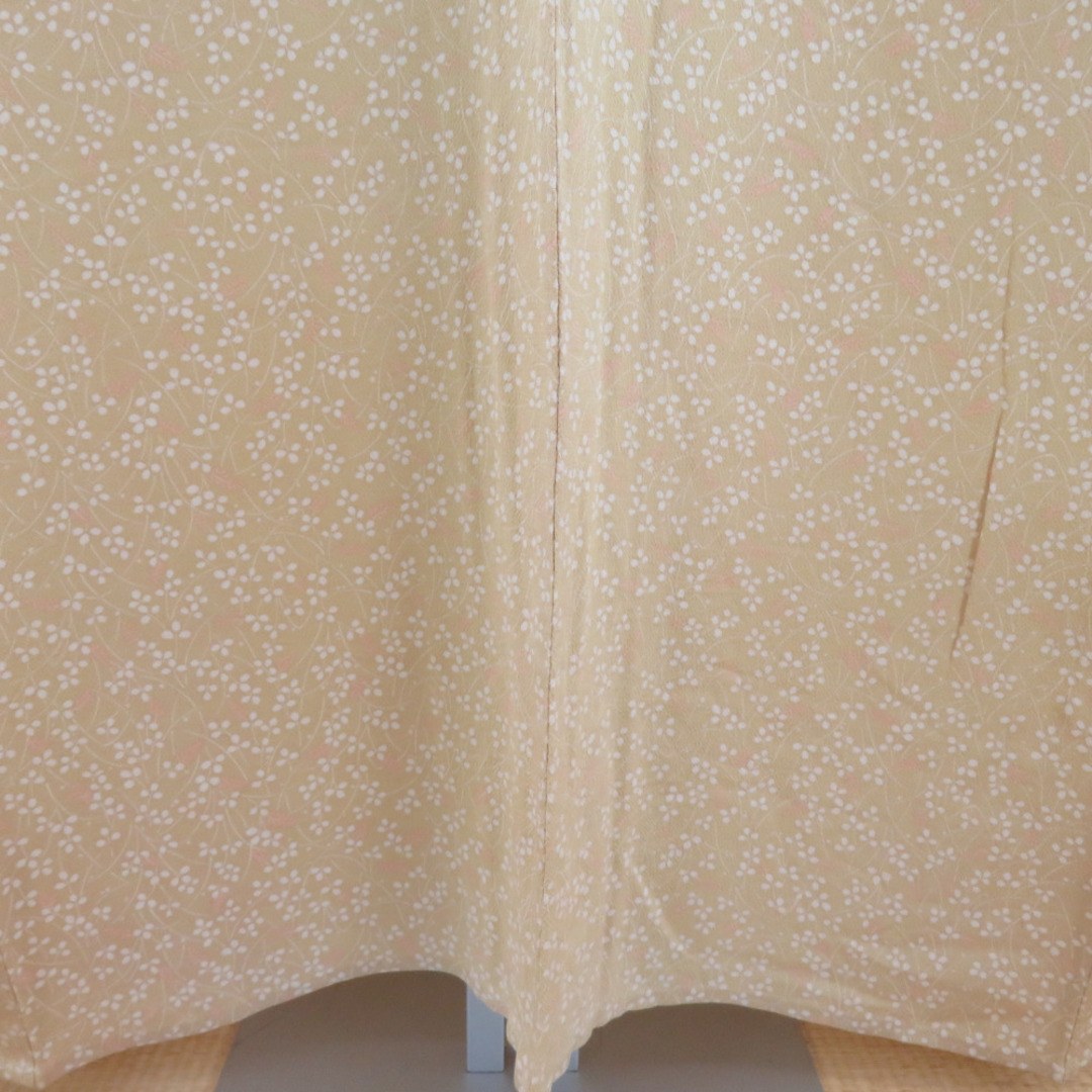 小紋 一つ紋 薄ベージュｘ白色 小萩模様 正絹 単衣 広衿 縮緬 カジュアル 仕立て上がり着物 身丈151cm レディースの水着/浴衣(着物)の商品写真