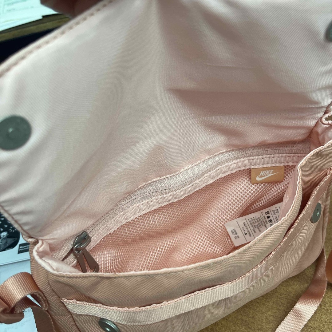 NIKE(ナイキ)のNIKE ショルダーバッグ コラールピンク   スウッシュレディース レディースのバッグ(ショルダーバッグ)の商品写真