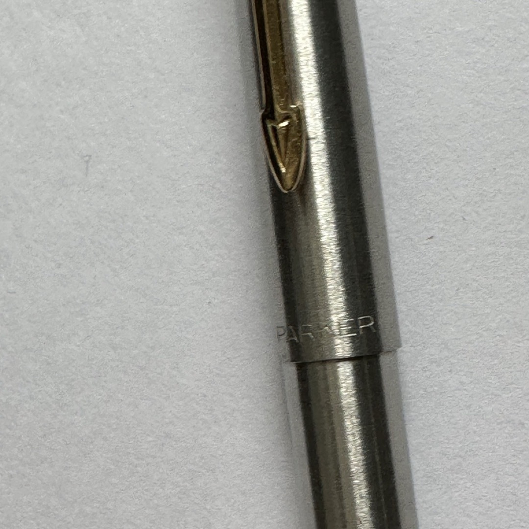 Parker(パーカー)の《used》 PARKER ボールペン ノック式 シルバーカラー　アンティーク インテリア/住まい/日用品の文房具(ペン/マーカー)の商品写真