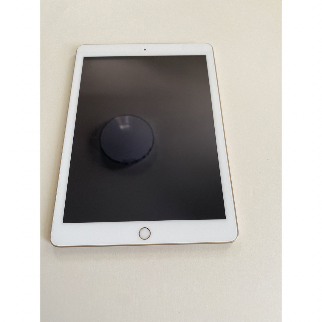 Apple(アップル)のアップル iPad 第5世代 WiFi 32GB ゴールド スマホ/家電/カメラのPC/タブレット(タブレット)の商品写真