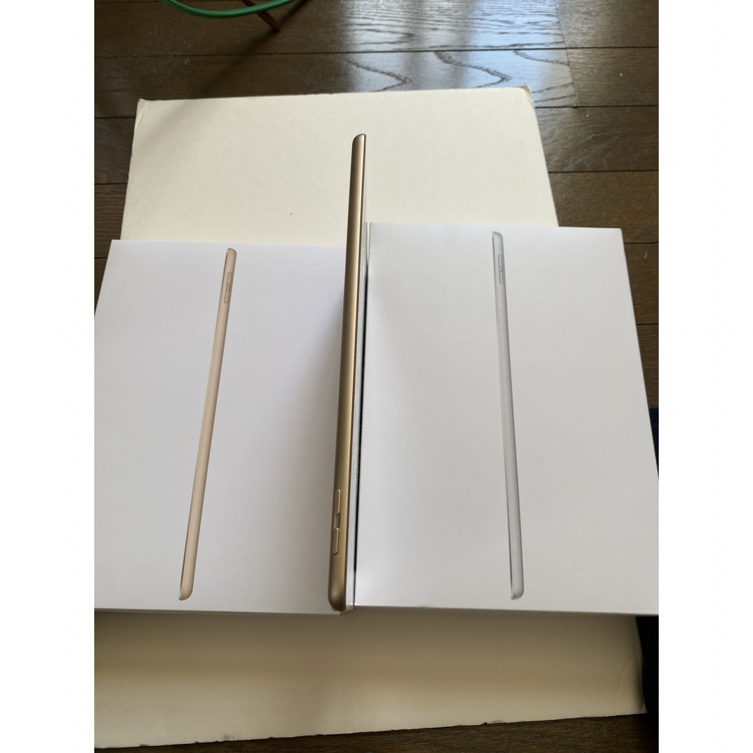 Apple(アップル)のアップル iPad 第5世代 WiFi 32GB ゴールド スマホ/家電/カメラのPC/タブレット(タブレット)の商品写真