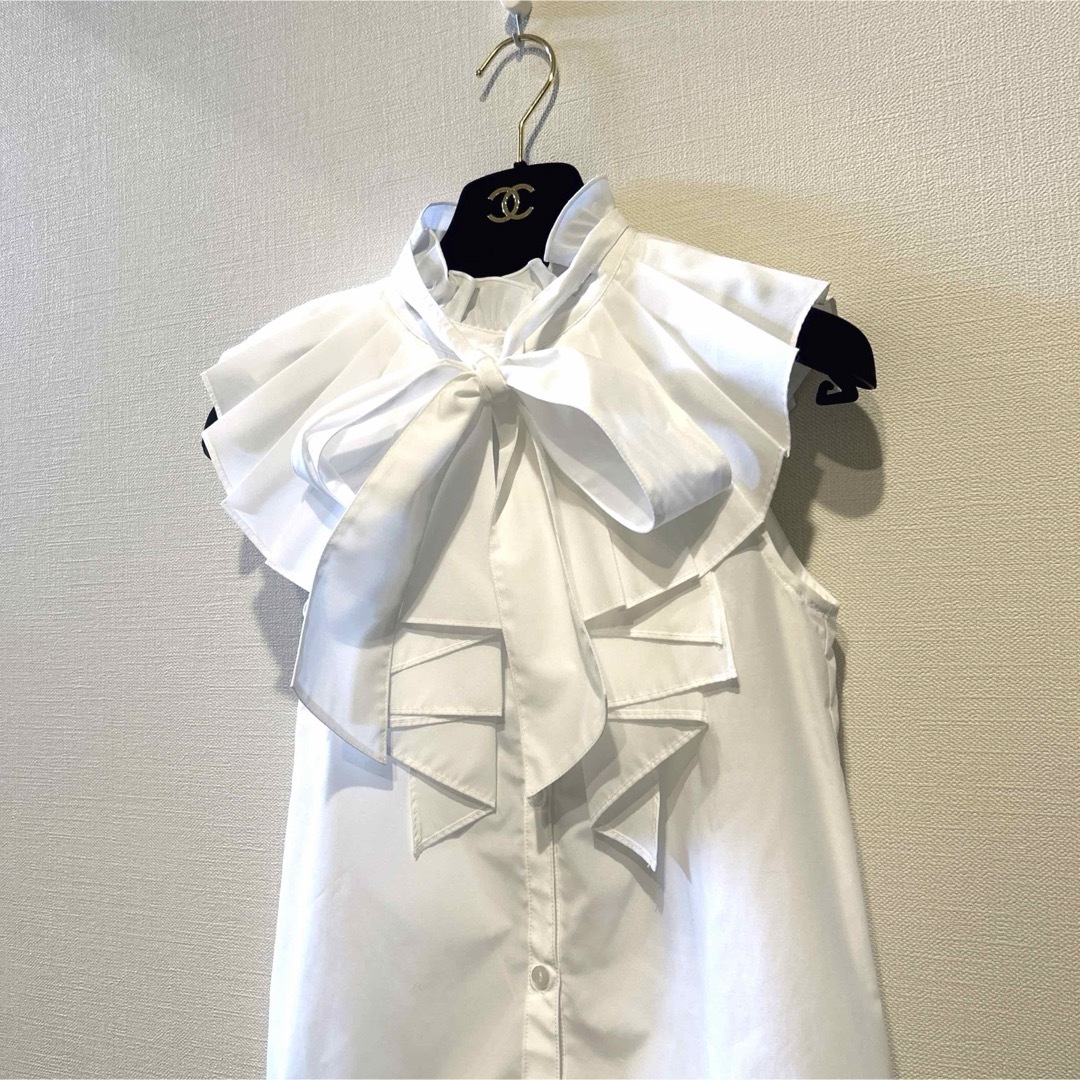 SNIDEL(スナイデル)の【SNIDEL】ボウタイノースリフリルブラウス（WHT）【定価¥14,300】 レディースのトップス(シャツ/ブラウス(半袖/袖なし))の商品写真