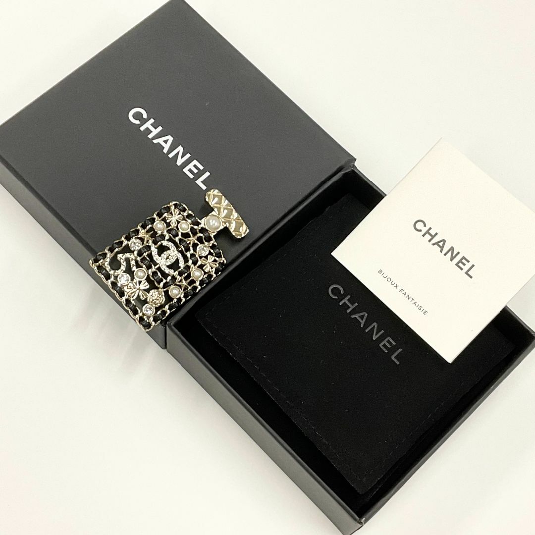 CHANEL(シャネル)の9269 シャネル ブローチ ボトル 香水瓶 ココマーク N5 カメリア レディースのアクセサリー(ブローチ/コサージュ)の商品写真