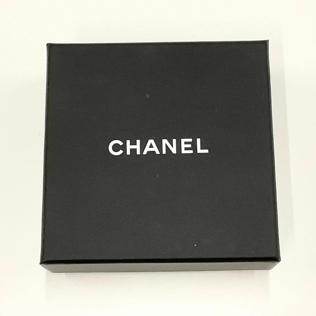 CHANEL(シャネル)の9269 シャネル ブローチ ボトル 香水瓶 ココマーク N5 カメリア レディースのアクセサリー(ブローチ/コサージュ)の商品写真