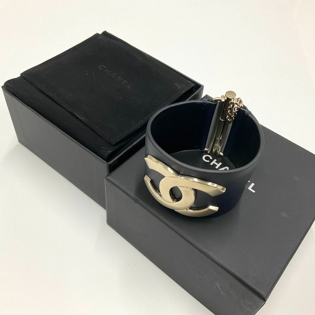 CHANEL(シャネル)の9270 シャネル ココマーク バングル ラムスキン ブレスレット レディースのアクセサリー(ブレスレット/バングル)の商品写真