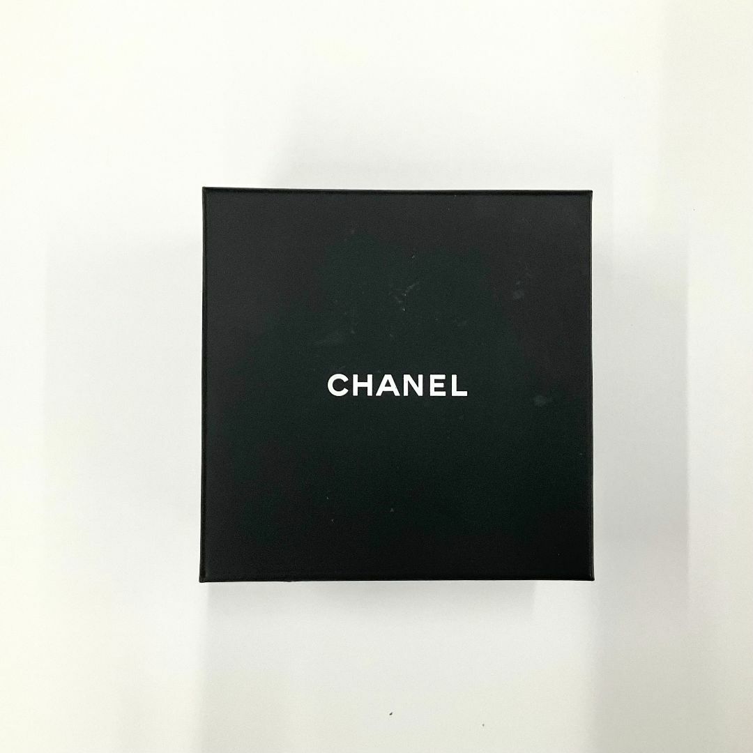 CHANEL(シャネル)の9270 シャネル ココマーク バングル ラムスキン ブレスレット レディースのアクセサリー(ブレスレット/バングル)の商品写真