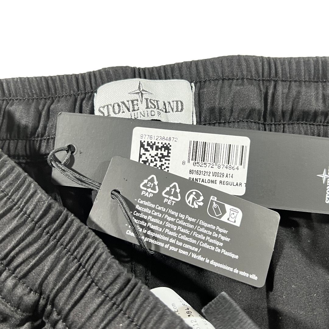 STONE ISLAND(ストーンアイランド)のSTONE ISLAND リブカーゴパンツ　ブラック　１４Y メンズのパンツ(ワークパンツ/カーゴパンツ)の商品写真