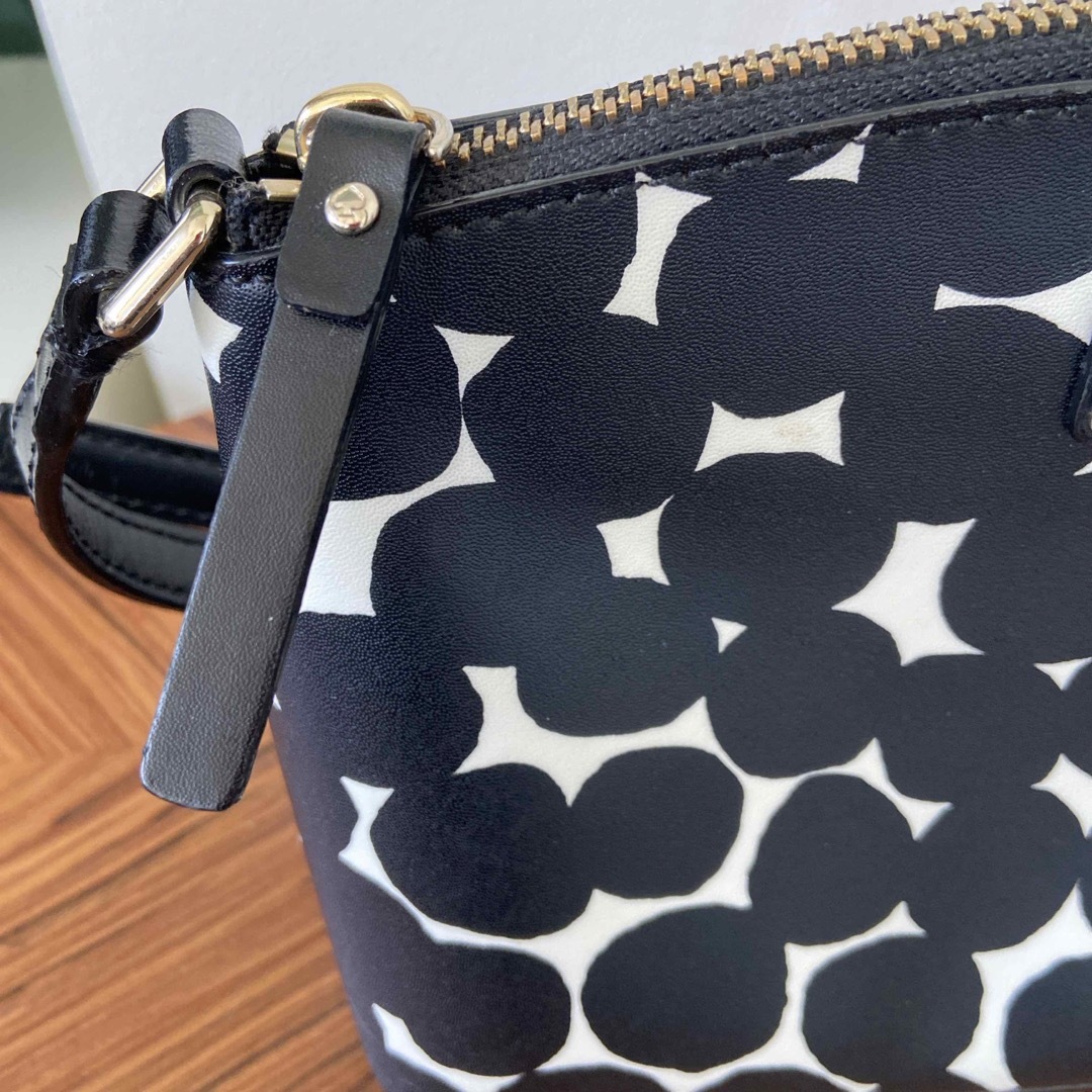 kate spade new york(ケイトスペードニューヨーク)のkate spade バック　ショルダー　斜めがけ　モノトーン レディースのバッグ(ショルダーバッグ)の商品写真