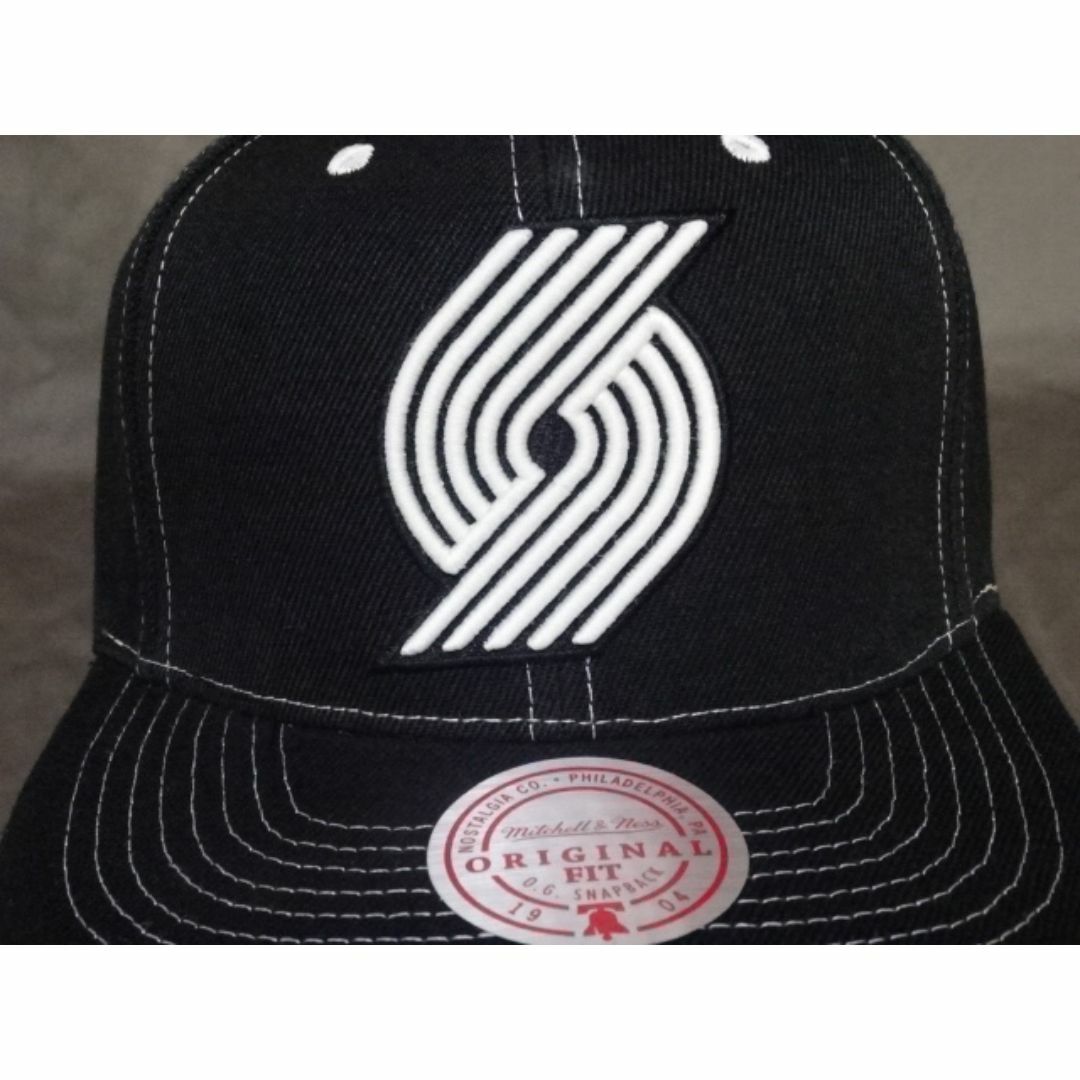 MITCHELL & NESS(ミッチェルアンドネス)の【Mitchell & Ness】 NBA ブレイザーズ ロゴ刺繍入り キャップ メンズの帽子(キャップ)の商品写真