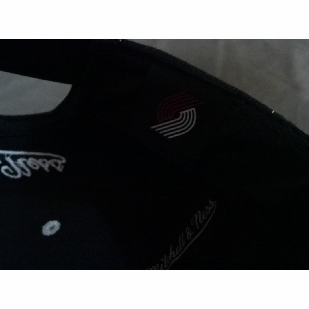 MITCHELL & NESS(ミッチェルアンドネス)の【Mitchell & Ness】 NBA ブレイザーズ ロゴ刺繍入り キャップ メンズの帽子(キャップ)の商品写真