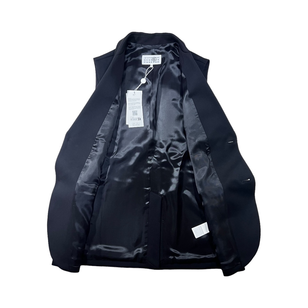 MM6(エムエムシックス)のMM6 Maison Margiela ロゴ　ベストジャケット　ブラック　１４Y レディースのジャケット/アウター(その他)の商品写真
