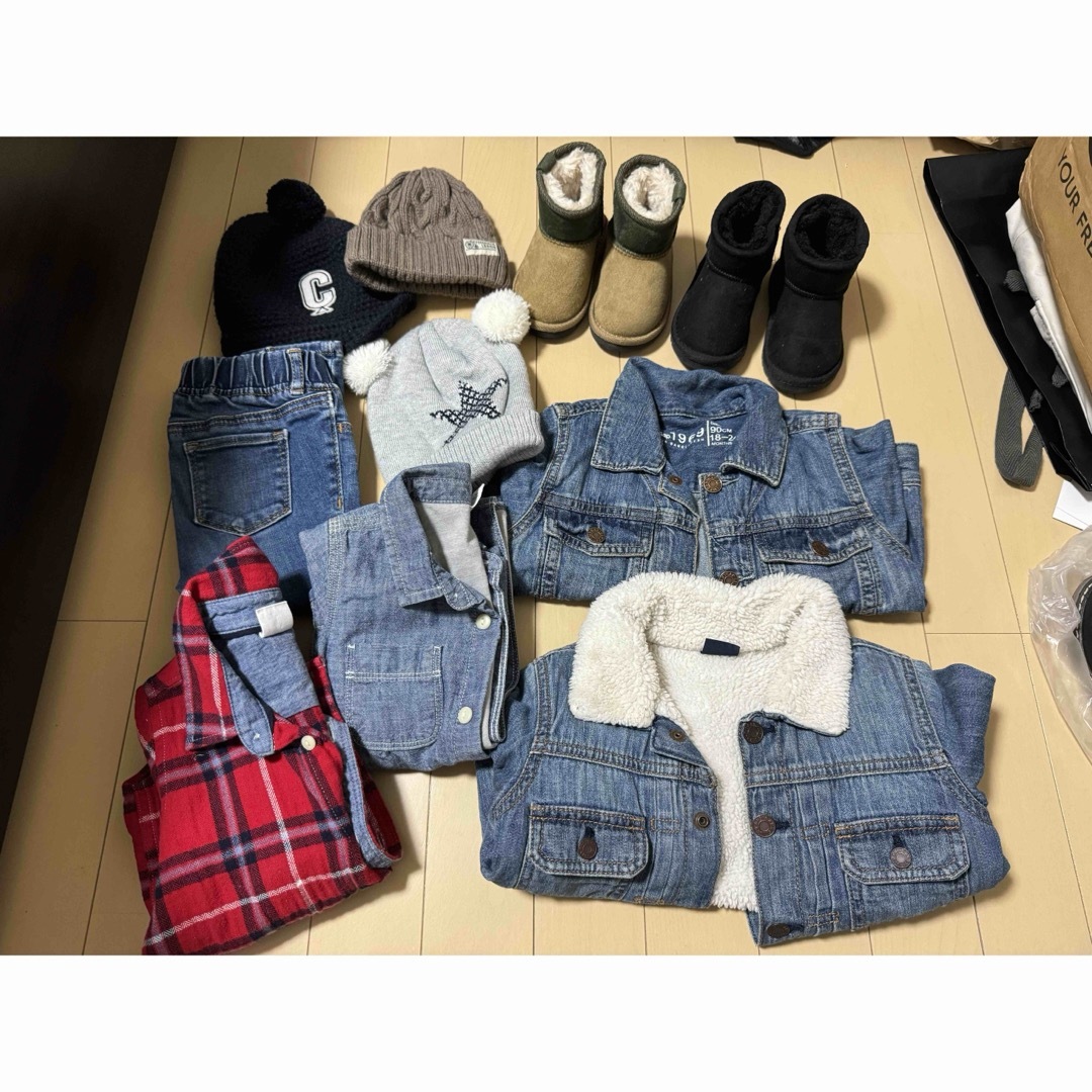 GAP(ギャップ)の子供服 90cm ニット帽 ムートンブーツ 13cm GAP BREEZEなど キッズ/ベビー/マタニティのキッズ服男の子用(90cm~)(Tシャツ/カットソー)の商品写真